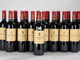 six bouteilles de vin rouge sont alignées