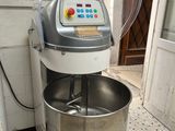 une image représentant un mixeur dans une cuisine