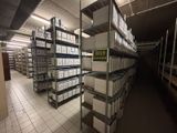 une grande pièce avec de nombreuses boîtes sur les étagères