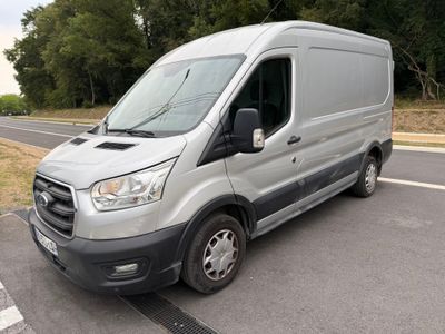 une camionnette argentée garée sur le bord de la route