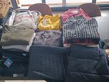 une table sur laquelle sont posés de nombreux vêtements