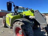 l'arrière d'un tracteur vert garé sur un parking
