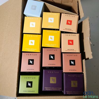 une boîte de parfums ouverte posée sur une table