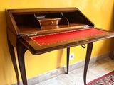 un bureau en bois avec un plateau rouge et un tapis rouge