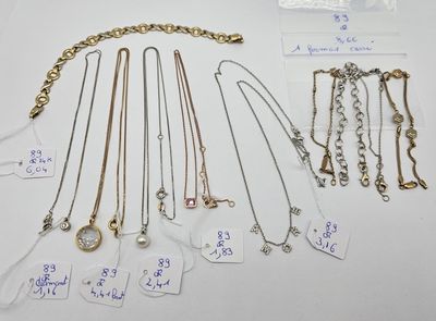 de nombreux types de colliers et de bracelets sur la table
