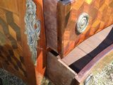 une table en bois avec un plateau en marbre et un tiroir