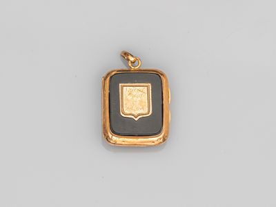 un pendentif en or 18 carats et en onyxine