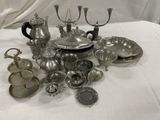 de nombreux objets en argent posés sur une table