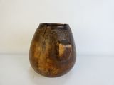 un vase brun posé sur une table