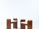 deux chaises en bois avec des assises en verre, posées sur un plan de travail blanc