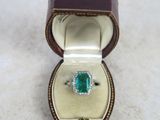 une petite boîte contenant une bague, posée sur une table