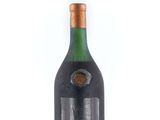 une bouteille de vin posée sur une table