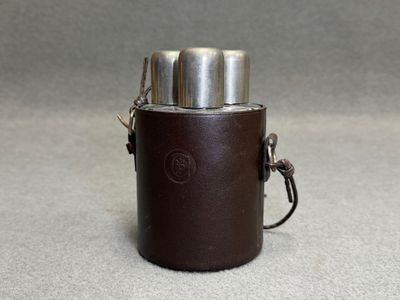 Pavillon CHRISTOFLE Etui en cuir à trois flacons en verre.