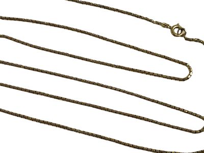 un long collier muni d'une chaîne, sur fond blanc