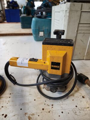 a machine that is sitting on the floor in the room