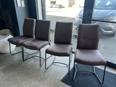 quatre chaises placées devant une fenêtre dans une pièce