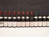 un groupe de bouteilles de vin posées sur une table