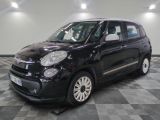 la petite voiture noire est garée sur un carrelage à carreaux