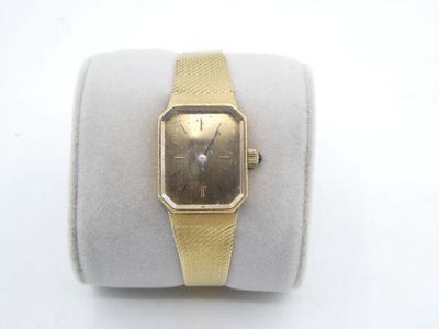une photo d'une montre-bracelet posée sur une surface blanche