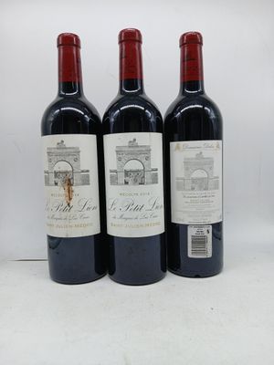 trois bouteilles de vin rouge posées sur une table blanche