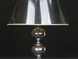 une lampe posée sur une table à fond noir