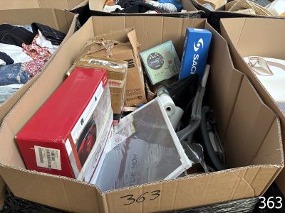 un carton rempli de matériel électronique et d'autres objets