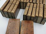 beaucoup de vieux livres posés sur une table blanche