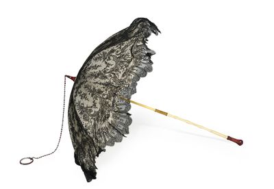un parapluie en dentelle noire avec un manche en bois sur fond blanc