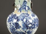 un vase bleu et blanc posé sur une table