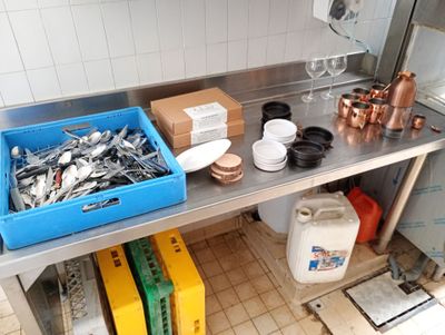 un comptoir en métal sur lequel se trouvent tout un tas de poissons