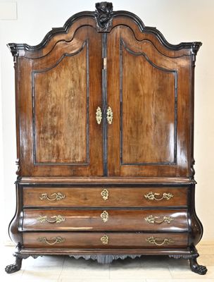 une armoire ancienne en bois ornée de ferrures en laiton
