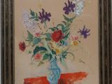 tableau représentant un vase de fleurs posé sur une table recouverte d'une nappe rouge