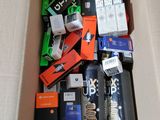 une boîte en carton remplie d'appareils électroniques divers