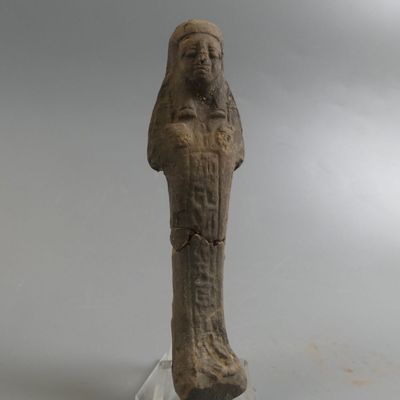 Egypte. Oushebti inscrit. Terre cuite grise.