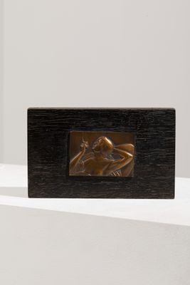 une image représentant une sculpture en bronze d'un cheval sur un fond blanc