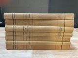 six livres empilés les uns sur les autres sur une table en bois