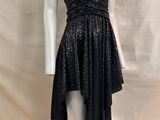 le mannequin porte une robe noire sur un mannequin blanc
