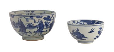 deux bols bleus et blancs posés l'un à côté de l'autre