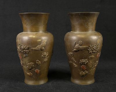 deux vases posés sur une surface noire