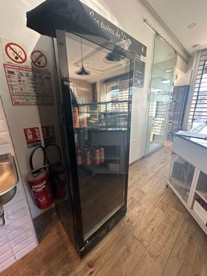 une photo d'un magasin avec un réfrigérateur au milieu