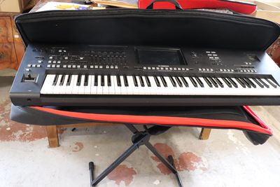 a keyboard sitting on top of a stand in a room