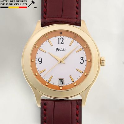 gros plan d'une montre-bracelet avec un bracelet rouge