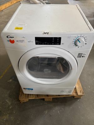 une photo d'une machine à laver posée sur une palette dans un entrepôt