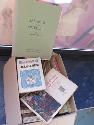 une boîte de livres posée sur une table près d'une fenêtre