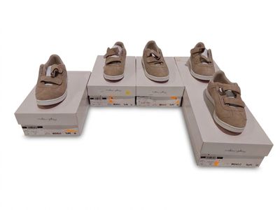 Plusieurs paires de chaussures sont disposées sur une boîte