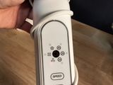 une personne qui tient une télécommande Wii à la main