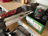une photo d'un établi dans un garage avec des outils dessus