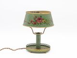 une lampe de table verte avec un abat-jour à motifs floraux