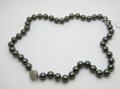 un collier de perles noires avec un fermoir en diamant