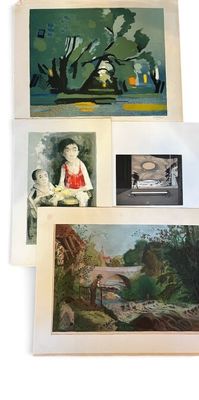 quatre photos encadrées représentant une femme et un enfant dans un jardin